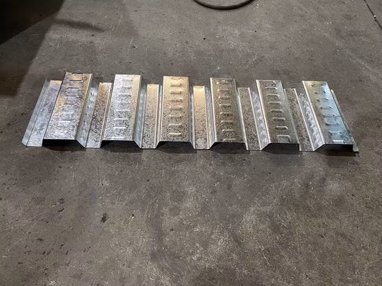 Заводское пожизненное обслуживание Индивидуальные металлические стальные оцинкованные катушки Настил для пола Холодный прокат Машина для производства строительных материалов с ISO CE